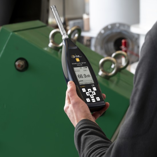 PCE-430 Tartozékok (ház, koffer, tápegység, használati útmutató, szélzajcsökkento és adatkábel)a hangszintmérobol